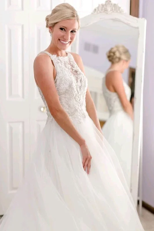 lace-appliques-sleeveless-long-white-bridal-dress