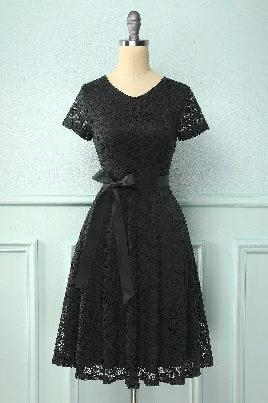 Robe noire en dentelle à manches courtes